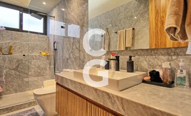 Casa en Venta en Cancún en Residencial Lagos Del Sol con Jacuzzi y Alberca