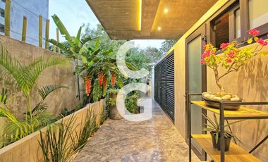 Casa en Venta en Cancún en Residencial Lagos Del Sol con Jacuzzi y Alberca