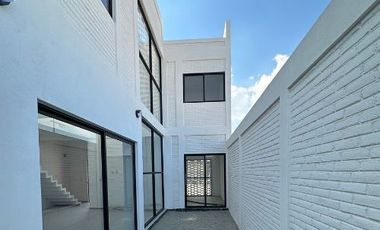 Casa Rosso, 5 Habitaciones 4 Baños, en Fraccionamiento Rosso Residencial