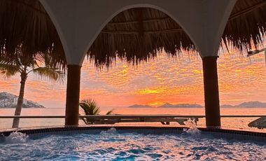 PH de 2 Pisos con Frente de Playa, en La Bahia de Acapulco