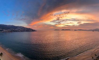 PH de 2 Pisos con Frente de Playa, en La Bahia de Acapulco