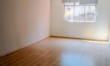 Departamento en planta baja, a unos metros de centro comercial y vías de comunicación