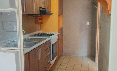 Departamento en planta baja, a unos metros de centro comercial y vías de comunicación