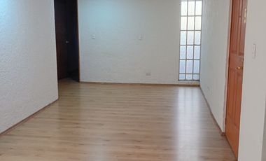 Departamento en planta baja, a unos metros de centro comercial y vías de comunicación