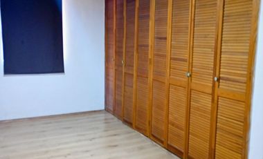 Departamento en planta baja, a unos metros de centro comercial y vías de comunicación