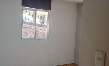 Departamento en planta baja, a unos metros de centro comercial y vías de comunicación