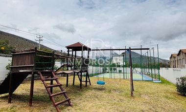 Rento Casa $450 en Pomasqui-Mitad del Mundo de 3 Dorm, 2 Parq.
