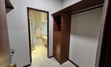 Renta de casa amueblada con alberca y paneles solares en Contry