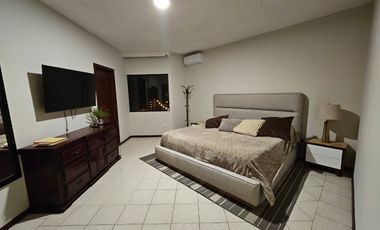 Renta de casa amueblada con alberca y paneles solares en Contry