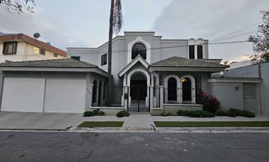 Renta de casa amueblada con alberca y paneles solares en Contry
