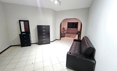 Renta de casa amueblada con alberca y paneles solares en Contry