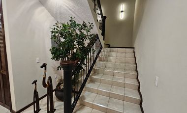 Renta de casa amueblada con alberca y paneles solares en Contry