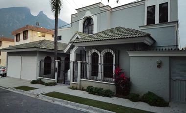 Renta de casa amueblada con alberca y paneles solares en Contry