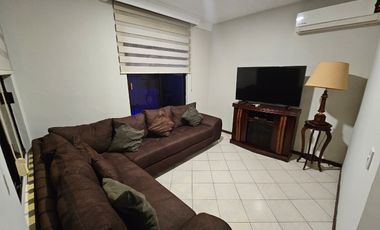 Renta de casa amueblada con alberca y paneles solares en Contry