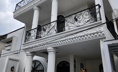 Dijual Rumah 3 Lantai ada kolam renang di Antapani Bandung