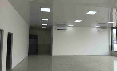 ALQUILO LOCAL COMERCIAL ESQUINERO