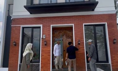 villa luas fasilitas lengkap lokasi dekat alun alun kota batu