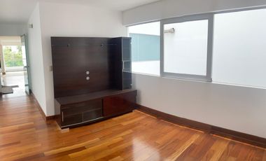 Vendo dpto. de 223m2 de 3 dormitorios con baño, 3 cocheras