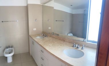 Vendo dpto. de 223m2 de 3 dormitorios con baño, 3 cocheras