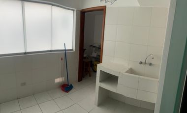 Vendo dpto. de 223m2 de 3 dormitorios con baño, 3 cocheras