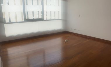 Vendo dpto. de 223m2 de 3 dormitorios con baño, 3 cocheras
