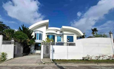 Stunning Modern Mansion in Prime Location