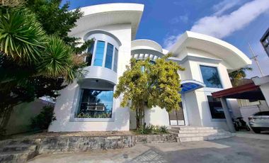 Stunning Modern Mansion in Prime Location