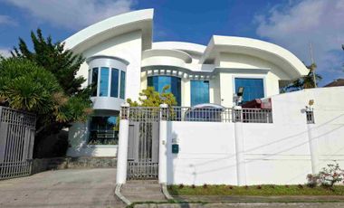 Stunning Modern Mansion in Prime Location