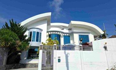 Stunning Modern Mansion in Prime Location