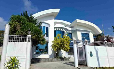 Stunning Modern Mansion in Prime Location