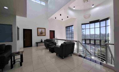 Stunning Modern Mansion in Prime Location