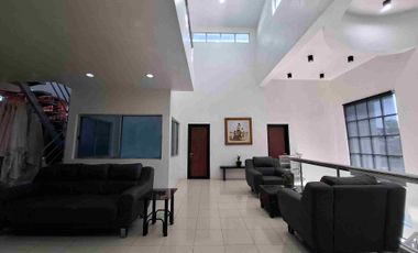 Stunning Modern Mansion in Prime Location