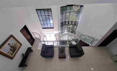 Stunning Modern Mansion in Prime Location