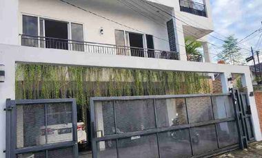 DIJUAL RUMAH 3 LANTAI HOOK JATIBENING BARU 250M2 SHM SELANGKAH KE JAKARTA