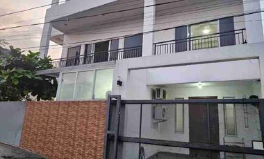 DIJUAL RUMAH 3 LANTAI HOOK JATIBENING BARU 250M2 SHM SELANGKAH KE JAKARTA