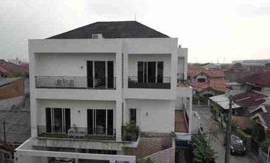 DIJUAL RUMAH 3 LANTAI HOOK JATIBENING BARU 250M2 SHM SELANGKAH KE JAKARTA