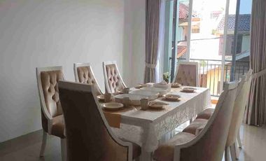 DIJUAL RUMAH 3 LANTAI HOOK JATIBENING BARU 250M2 SHM SELANGKAH KE JAKARTA