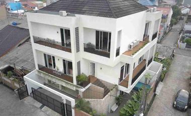 DIJUAL RUMAH 3 LANTAI HOOK JATIBENING BARU 250M2 SHM SELANGKAH KE JAKARTA
