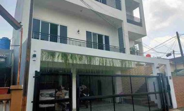 DIJUAL RUMAH 3 LANTAI HOOK JATIBENING BARU 250M2 SHM SELANGKAH KE JAKARTA
