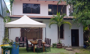 Es el espacio ideal para que los chicos jueguen, para tus mascotas o simplemente para tomarte un café sintiendo la frescura de la zona.