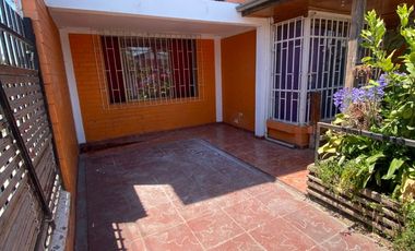 Casa esquina de dos pisos en comuna de Maipú en arriendo