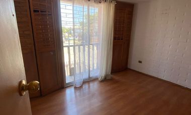 Casa esquina de dos pisos en comuna de Maipú en arriendo