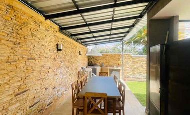 casa vacía  de renta moderna en conjunto  3 habitaciones 2 parqueos jardín pérgola de BBQ  sol y luz natural
