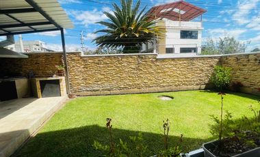 casa vacía  de renta moderna en conjunto  3 habitaciones 2 parqueos jardín pérgola de BBQ  sol y luz natural