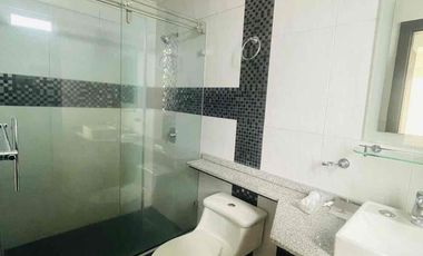 casa vacía  de renta moderna en conjunto  3 habitaciones 2 parqueos jardín pérgola de BBQ  sol y luz natural