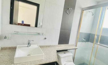 casa vacía  de renta moderna en conjunto  3 habitaciones 2 parqueos jardín pérgola de BBQ  sol y luz natural