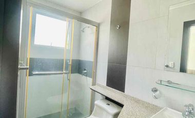 casa vacía  de renta moderna en conjunto  3 habitaciones 2 parqueos jardín pérgola de BBQ  sol y luz natural