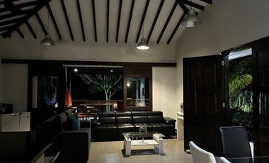 VENTA DE CHALET. VIA MONTENEGRO