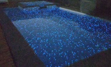 Se arrienda, Espectacular Casa con Piscina Temperada 4 dormitorios + sala multiuso - Chicureo