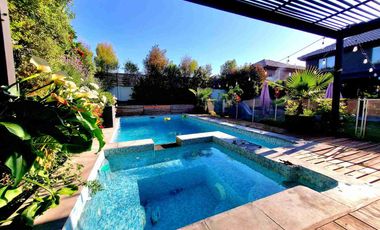 Se arrienda, Espectacular Casa con Piscina Temperada 4 dormitorios + sala multiuso - Chicureo